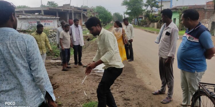 पंचायत ने तीन दिनों के भीतर नाली खुदवाकर पानी निकासी की व्यवस्था करने दिया आश्वासन दिया