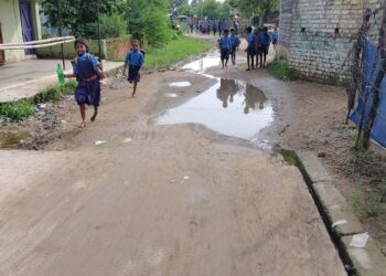 करदा का अधूरा सीसी रोड निर्माण बना परेशानी का सबब, रोजाना लोग गिरकर हो रहे चोंटिल