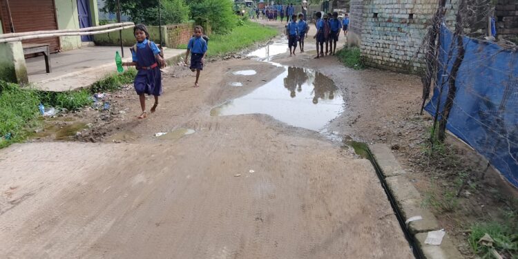 करदा का अधूरा सीसी रोड निर्माण बना परेशानी का सबब, रोजाना लोग गिरकर हो रहे चोंटिल