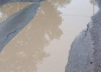 बारिश लगते ही फिर उखड़ने लगी सड़क, विभाग का ध्यान नहीं, स्कूली बच्चे गिरकर हो रहे हैं चोटिल 