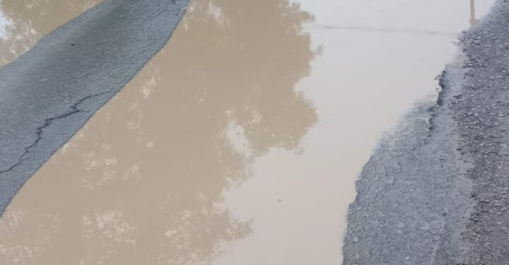 बारिश लगते ही फिर उखड़ने लगी सड़क, विभाग का ध्यान नहीं, स्कूली बच्चे गिरकर हो रहे हैं चोटिल 