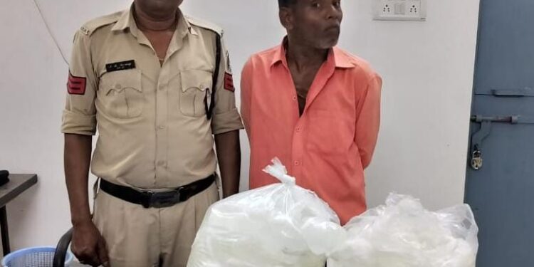 25 लीटर कच्ची महुआ शराब के साथ आरोपी गिरफ्तार भेजा गया जेल