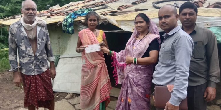 श्रद्धांजलि योजना के तहत मृतक के परिजनों को दी गई राशि