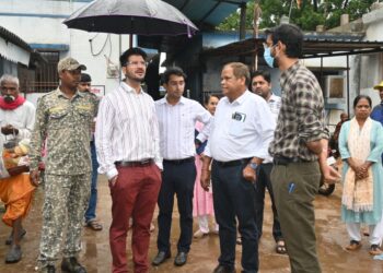 व्यवस्थाओं का जायजा लेने कलेक्टर ने किया भाटापारा नगर के विभिन्न कार्यालयों का आकस्मिक निरीक्षण