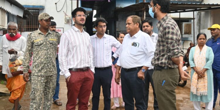 व्यवस्थाओं का जायजा लेने कलेक्टर ने किया भाटापारा नगर के विभिन्न कार्यालयों का आकस्मिक निरीक्षण