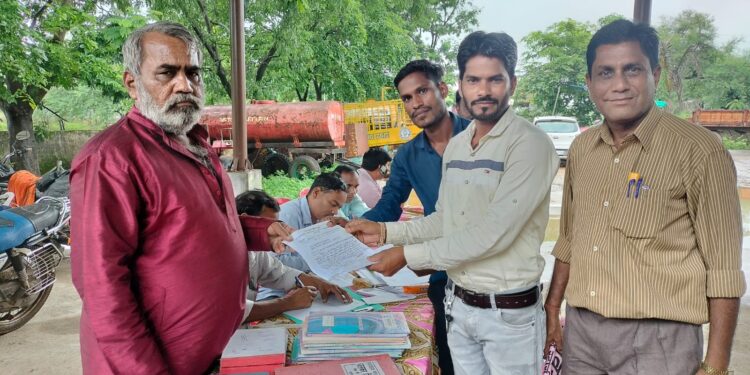 जनसमस्या निरावरण शिविर में 229 आवेदन प्राप्त हुए जिसमें 8 आवेदनों का किया गया निराकरण 