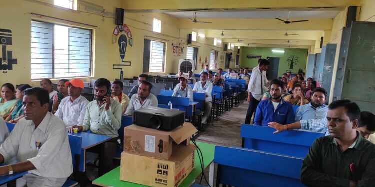 शासकीय हाई स्कूल लवन में पालकों शिक्षकों का मेगा बैठक का हुआ आयोजन