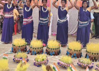 कोलिहा में आयोजित भोजली प्रतियोगिता के प्रथम विजेता रही नीलिमा एवं साथी 