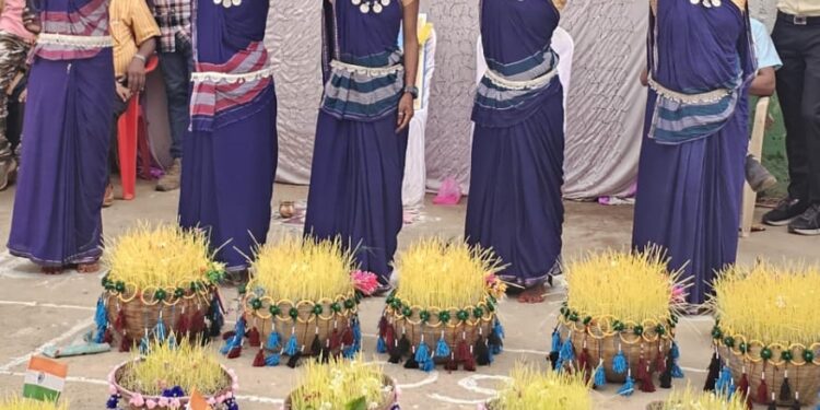 कोलिहा में आयोजित भोजली प्रतियोगिता के प्रथम विजेता रही नीलिमा एवं साथी 