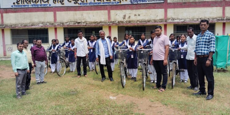 चिचिरदा में 23 छात्राओं को दिया साइकिल, अब स्कूल जाने में नहीं होगी परेशानी