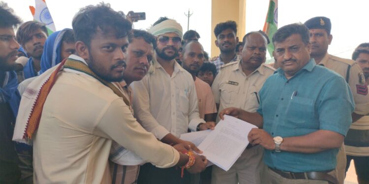 आरक्षण में क्रिमीलेयर का विरोध, वापस लेने के लिए एस.सी, एसटी संगठन ने सौंपा ज्ञापन