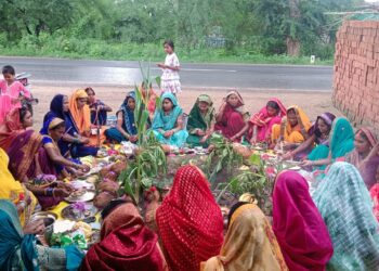 संतानों की सुख शांति एवं दीर्घायु जीवन के लिए महिलाएं ने रखा कमर छठ का व्रत 