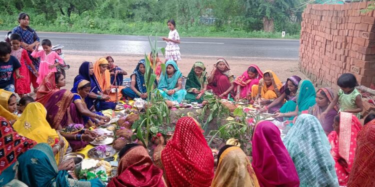 संतानों की सुख शांति एवं दीर्घायु जीवन के लिए महिलाएं ने रखा कमर छठ का व्रत 