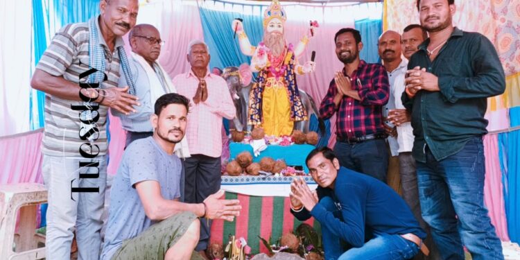 विश्वकर्मा की पूजन कर की गई प्रतिमा स्थापित