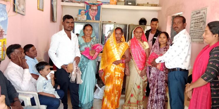 उत्कृष्ट कार्य के लिए आंगनबाड़ी कार्यकर्ताओं एवं सहायिकाओं का किया गया सम्मान