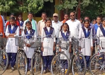 ताराशिव के शासकीय उच्चतर माध्यमिक विद्यालय मे साइकिल वितरण हुआ 