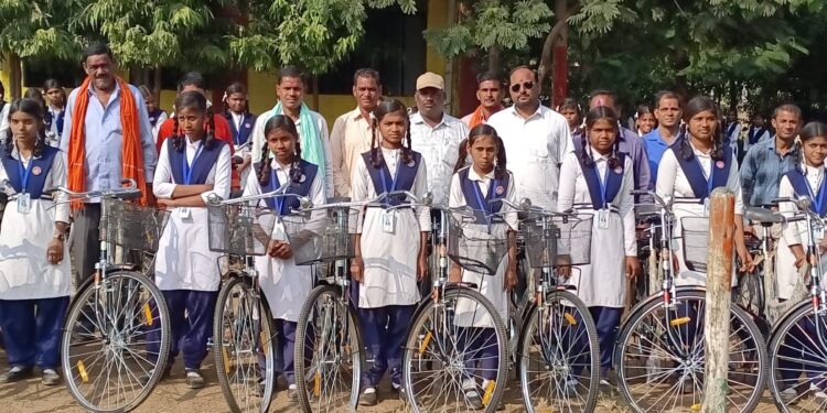 ताराशिव के शासकीय उच्चतर माध्यमिक विद्यालय मे साइकिल वितरण हुआ 
