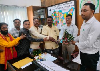 नव पदस्थ मुख्य कार्यपालन अधिकारी पटेल का प्रदेश पंचायत सचिव संघ द्वारा गुलदस्ता भेंटकर किया गया सम्मान
