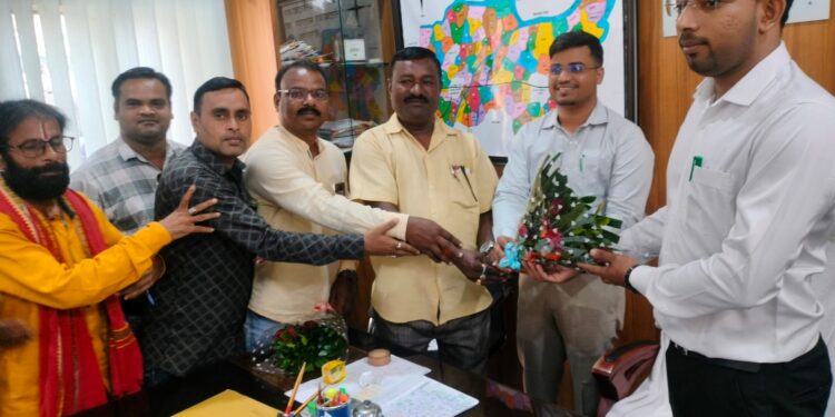 नव पदस्थ मुख्य कार्यपालन अधिकारी पटेल का प्रदेश पंचायत सचिव संघ द्वारा गुलदस्ता भेंटकर किया गया सम्मान