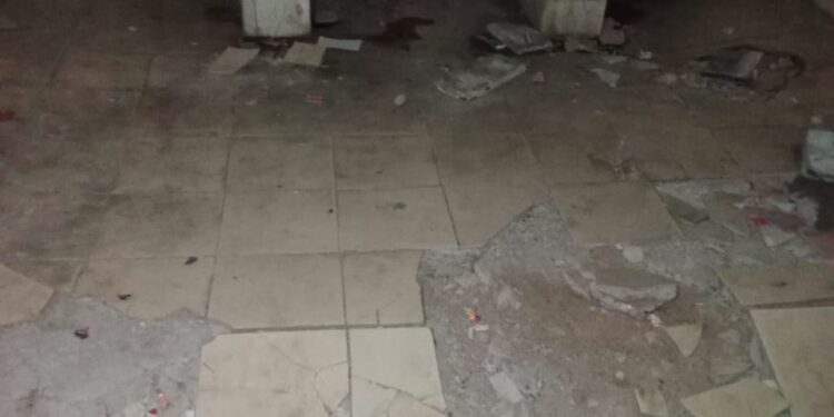 स्कूल में न पानी है शौचालय है वह भी जर्जर, उपयोग करने से डरते है विद्यार्धी 