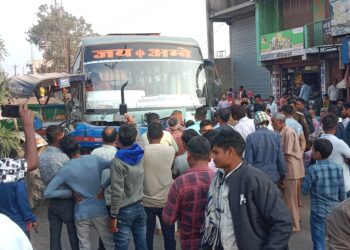 बस और ट्रैक्टर में हुई भीडंत कोई हताहत नहीं