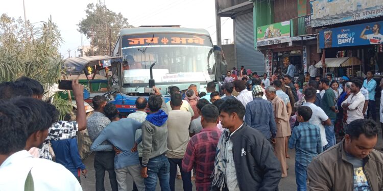 बस और ट्रैक्टर में हुई भीडंत कोई हताहत नहीं