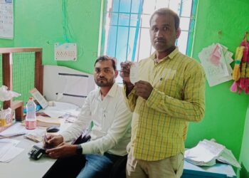 धान खरीदी केन्द्रों में माइक्रो एटीएम से किसानों को किया जा रहा भुगतान