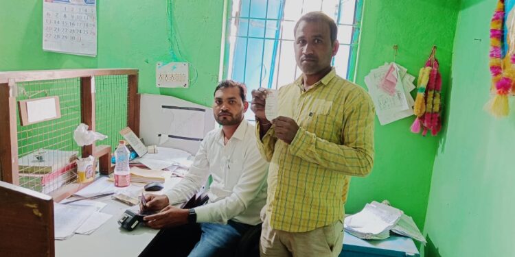 धान खरीदी केन्द्रों में माइक्रो एटीएम से किसानों को किया जा रहा भुगतान