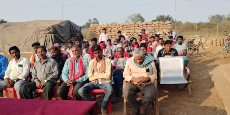 धान खरीदी केंद्र लवन में विभिन्न योजनाओं से लाभान्वित किसानों का किया गया सम्मान