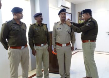 प्रधान आरक्षक दिनेश कुर्रे संजय सोनी मनीष वर्मा एवं दिलीप कुमार टोप्पो पदोन्नत होकर बने सहायक उपनिरीक्षक