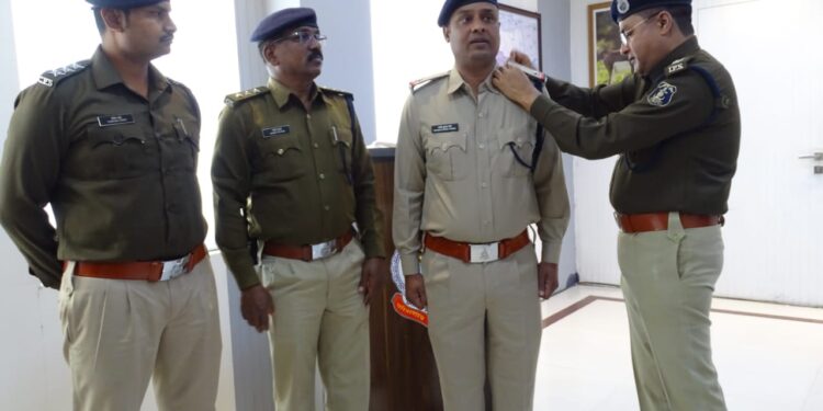 प्रधान आरक्षक दिनेश कुर्रे संजय सोनी मनीष वर्मा एवं दिलीप कुमार टोप्पो पदोन्नत होकर बने सहायक उपनिरीक्षक