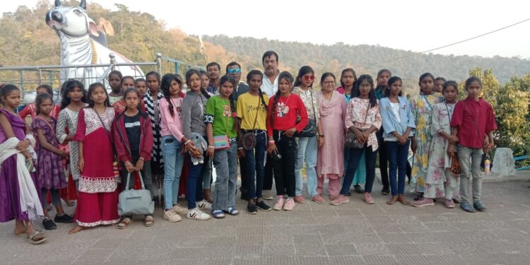 छात्र-छात्राओं ने किया शैक्षणिक भ्रमण 