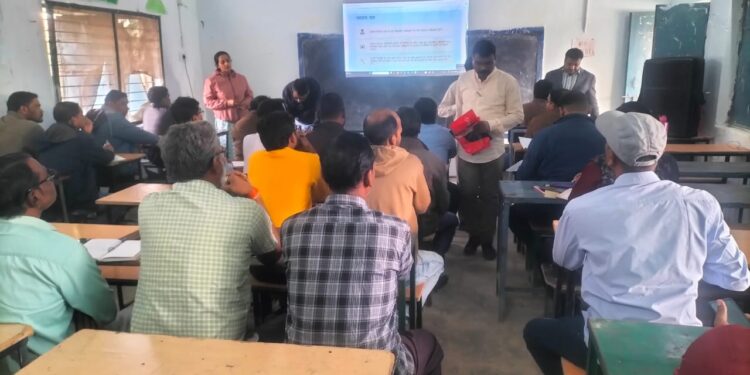 निर्वाचन में लगे अधिकारी-कर्मचारियों को किया जा रहा प्रशिक्षित