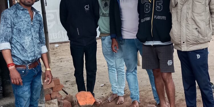 करंट से बंदर की मौत, लोगों ने किया अंतिम संस्कार