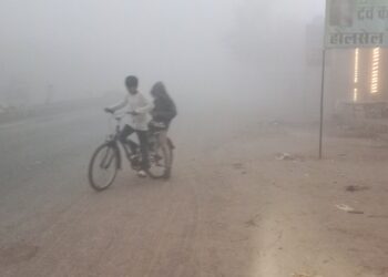 काले बादल हटते ही सोमवार की सुबह कोहरे की चादर से ढका रहा अंचल 