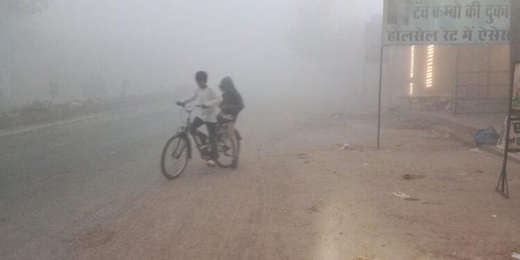 काले बादल हटते ही सोमवार की सुबह कोहरे की चादर से ढका रहा अंचल 