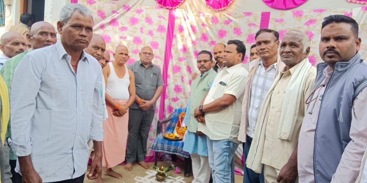 बाहरिन बाई रजक के दसगात्र कार्यक्रम में शामिल हुए धोबी समाज के पदाधिकारी