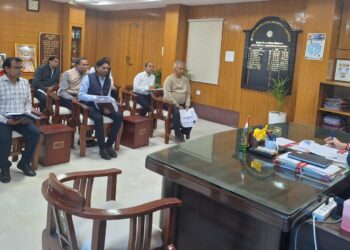 धान खरीदी पर कड़ाई से  निगरानी रखें, वास्तविक किसानों से ही धान खरीदी हो – कलेक्टर