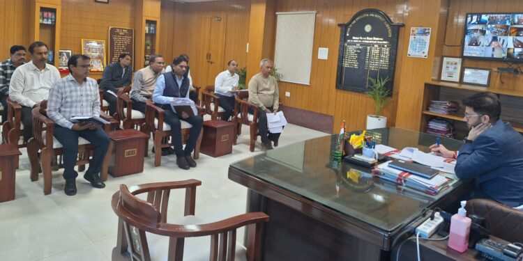 धान खरीदी पर कड़ाई से निगरानी रखें, वास्तविक किसानों से ही धान खरीदी हो – कलेक्टर