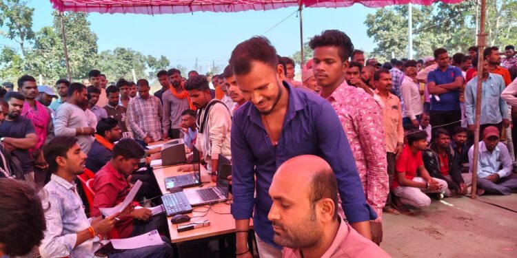 जिला बलौदाबाजार-भाटापारा पुलिस द्वारा ड्राइविंग लाइसेंस बनवाने के लिए आयोजित किया गया शिविर 