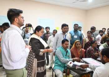 कलेक्टर ने ईव्हीएम कमीशनिंग कार्य का किया निरीक्षण