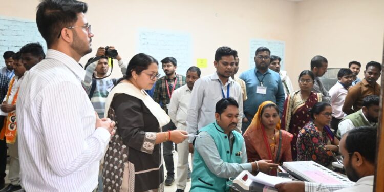 कलेक्टर ने ईव्हीएम कमीशनिंग कार्य का किया निरीक्षण