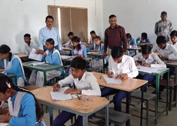 सरल प्रश्न देखकर खिल उठे परीक्षार्थियों के चेहरे