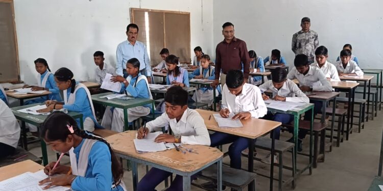 सरल प्रश्न देखकर खिल उठे परीक्षार्थियों के चेहरे