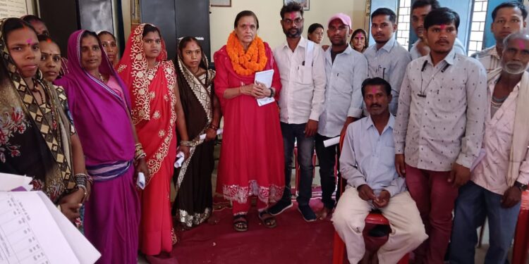 मुंडा में नवनिर्वाचित सरपंच शशिकला पांडेय और पंचो ने ली शपथ 