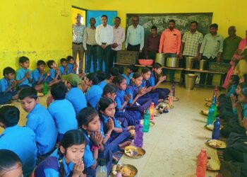 मां की स्मृति में शासकीय प्राथमिक एवं पूर्व माध्यमिक में न्योता भोज का हुआ आयोजन