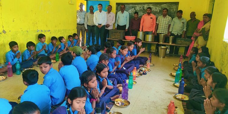 मां की स्मृति में शासकीय प्राथमिक एवं पूर्व माध्यमिक में न्योता भोज का हुआ आयोजन