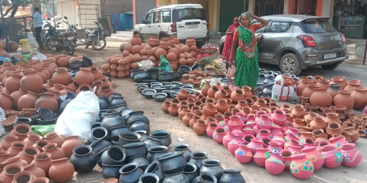 गर्मी बढ़ने के साथ सस्ते देशी फ्रिज की बढ़ने लगी मांग 