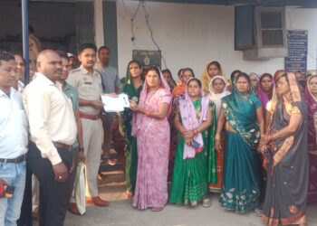 अवैध शराब की बिक्री बंद कराने बड़ी संख्या में महिलाएं पहुंची लवन थाना 