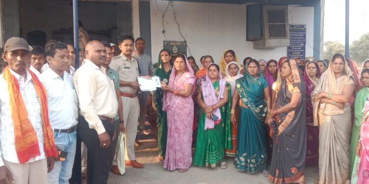 अवैध शराब की बिक्री बंद कराने बड़ी संख्या में महिलाएं पहुंची लवन थाना 